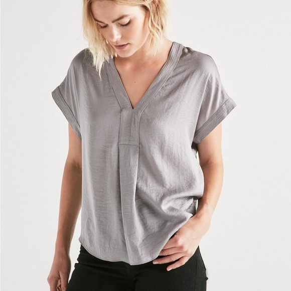 •SOLD•| Lucky Brand| Draped Grey Silky V-Neck Tunic Short Sleeve Shirt Size US M - Picture 6 of 6